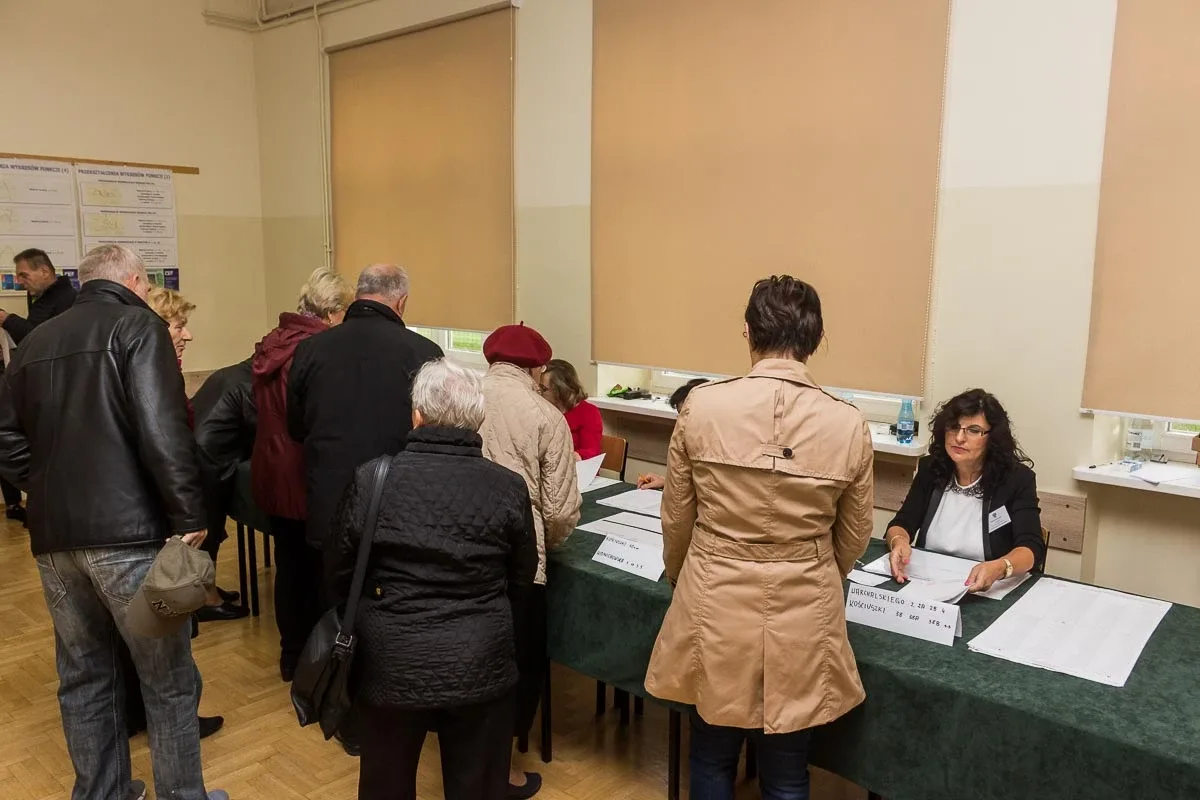 Mieszkańcy Ostrowi Mazowieckiej głosują, pozostało jeszcze nieco ponad 8 godzin (zdjęcia)