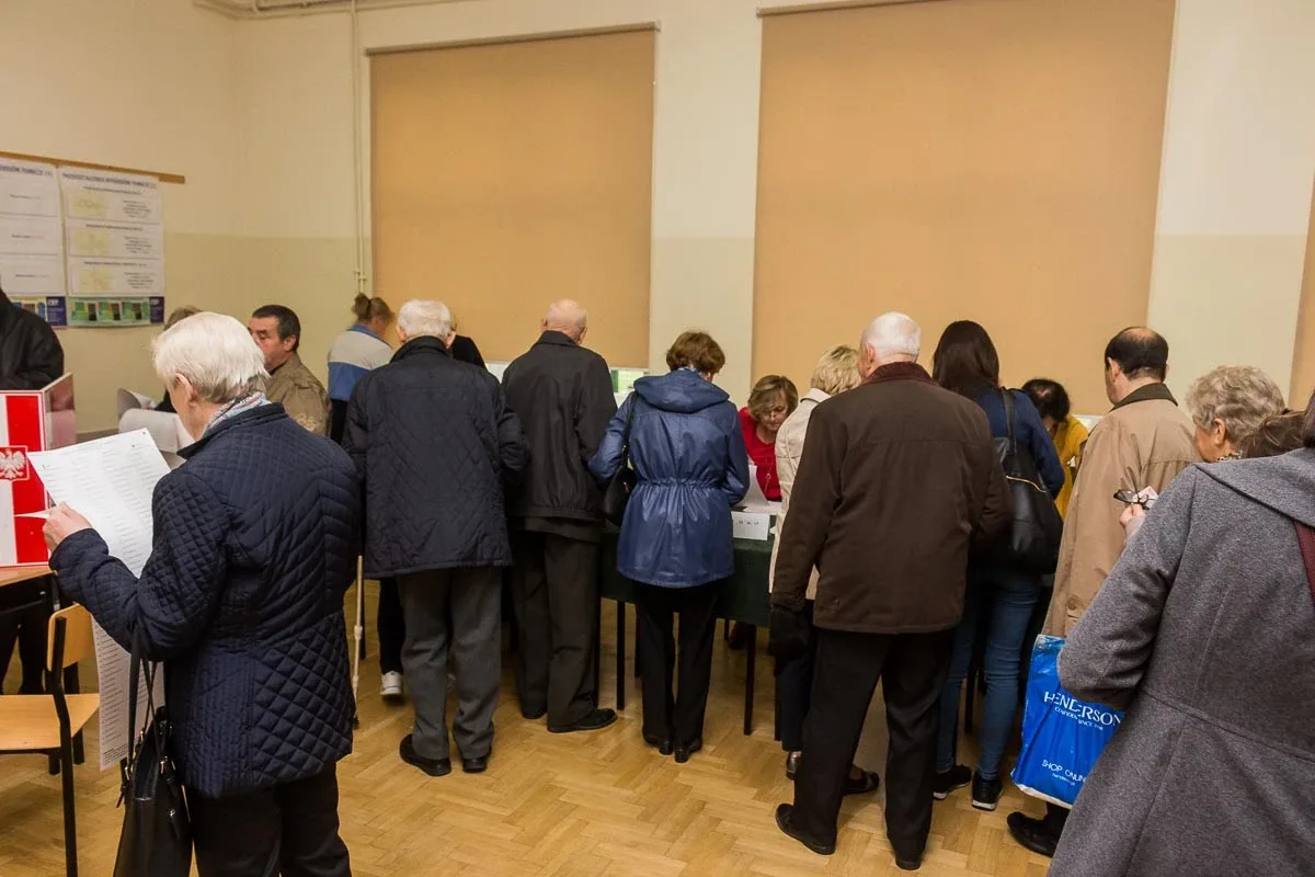 Mieszkańcy Ostrowi Mazowieckiej głosują, pozostało jeszcze nieco ponad 8 godzin (zdjęcia)