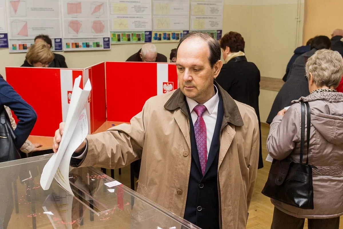 Mieszkańcy Ostrowi Mazowieckiej głosują, pozostało jeszcze nieco ponad 8 godzin (zdjęcia)