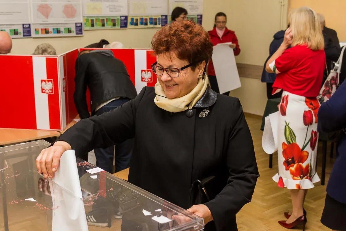 Mieszkańcy Ostrowi Mazowieckiej głosują, pozostało jeszcze nieco ponad 8 godzin (zdjęcia)
