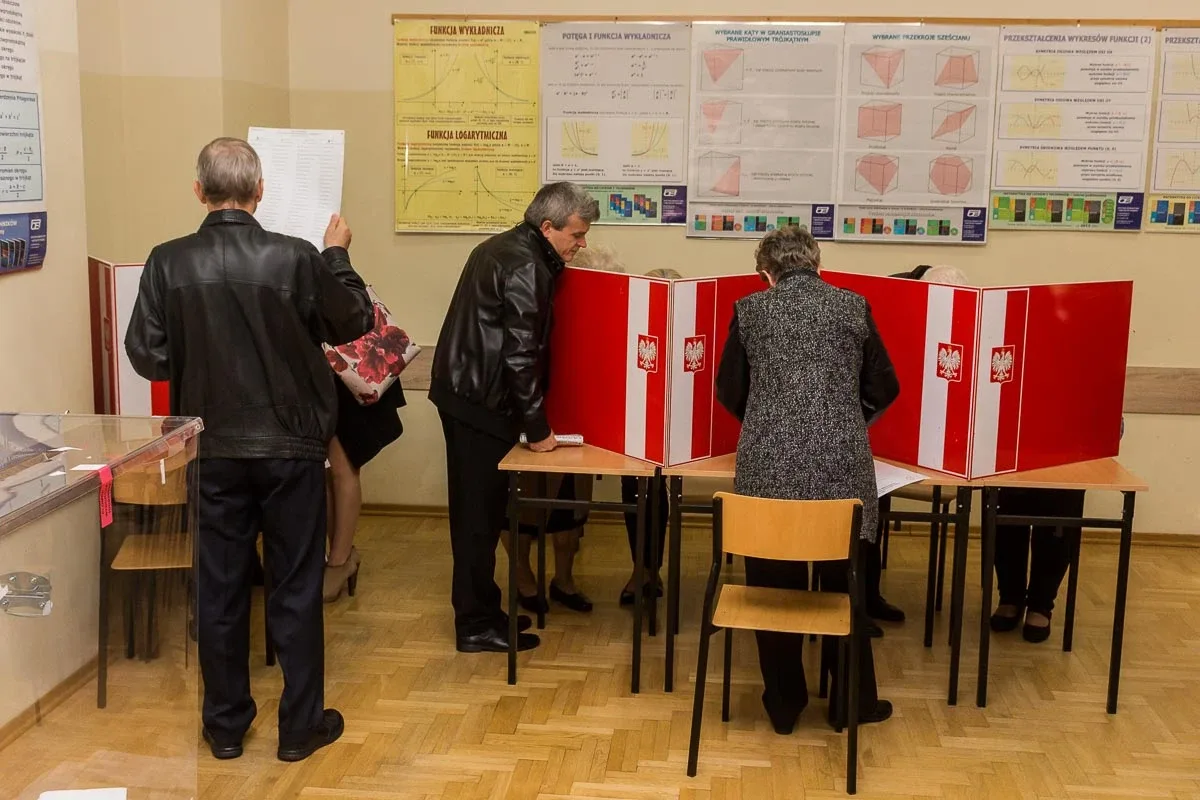 Mieszkańcy Ostrowi Mazowieckiej głosują, pozostało jeszcze nieco ponad 8 godzin (zdjęcia)