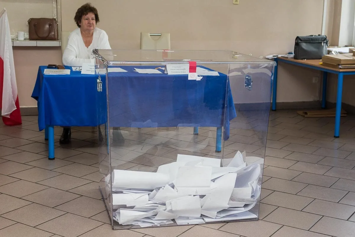 Mieszkańcy Ostrowi Mazowieckiej głosują, pozostało jeszcze nieco ponad 8 godzin (zdjęcia)