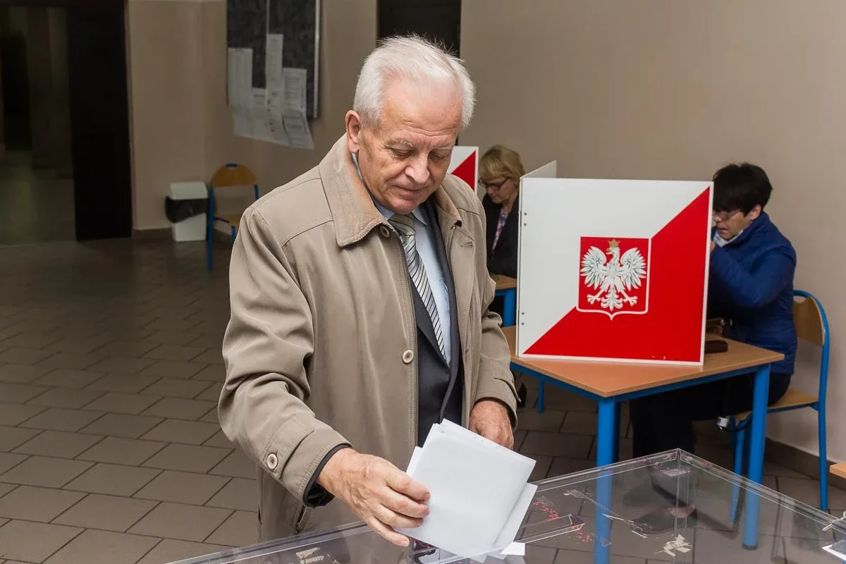 Mieszkańcy Ostrowi Mazowieckiej głosują, pozostało jeszcze nieco ponad 8 godzin (zdjęcia)