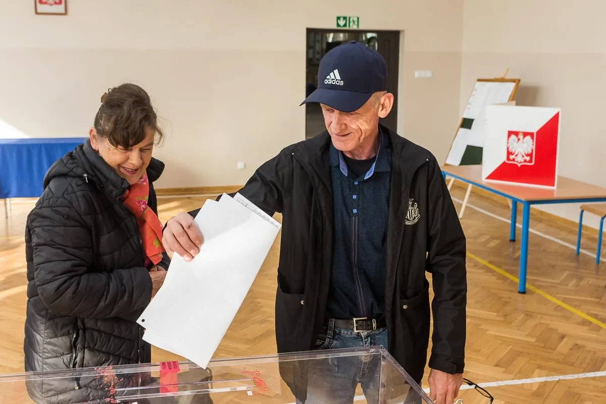 Mieszkańcy Ostrowi Mazowieckiej głosują, pozostało jeszcze nieco ponad 8 godzin (zdjęcia)