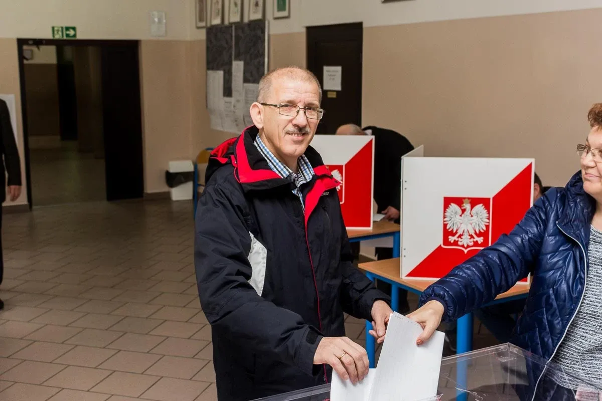 Mieszkańcy Ostrowi Mazowieckiej głosują, pozostało jeszcze nieco ponad 8 godzin (zdjęcia)
