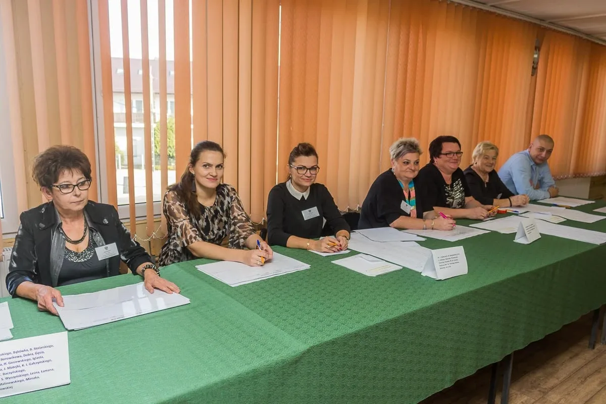 Mieszkańcy Ostrowi Mazowieckiej głosują, pozostało jeszcze nieco ponad 8 godzin (zdjęcia)