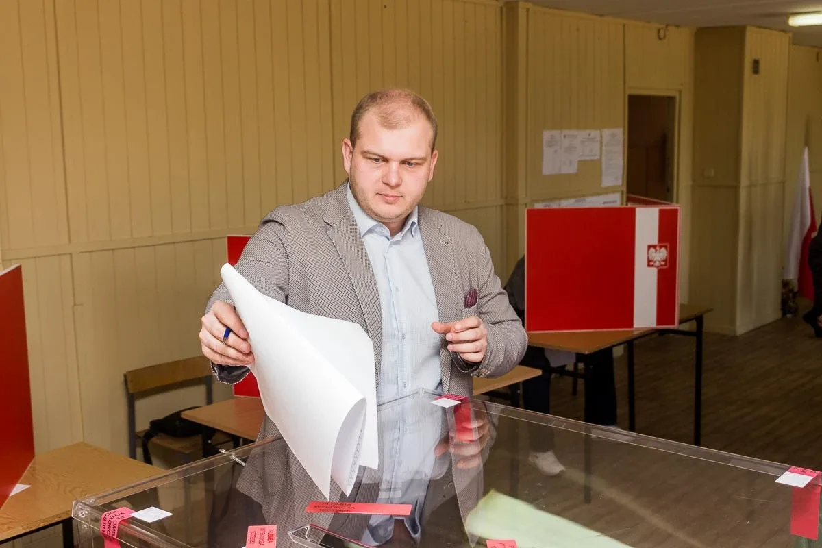 Mieszkańcy Ostrowi Mazowieckiej głosują, pozostało jeszcze nieco ponad 8 godzin (zdjęcia)