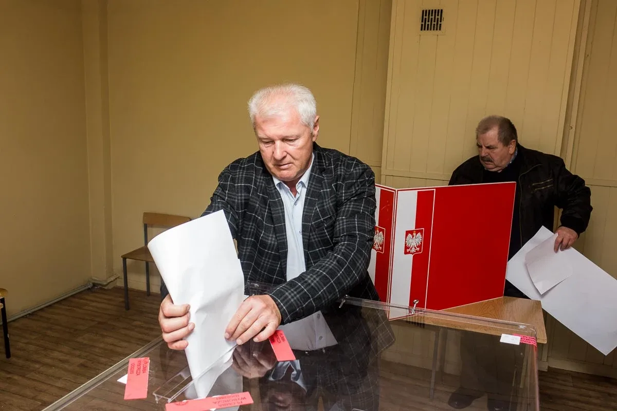 Mieszkańcy Ostrowi Mazowieckiej głosują, pozostało jeszcze nieco ponad 8 godzin (zdjęcia)