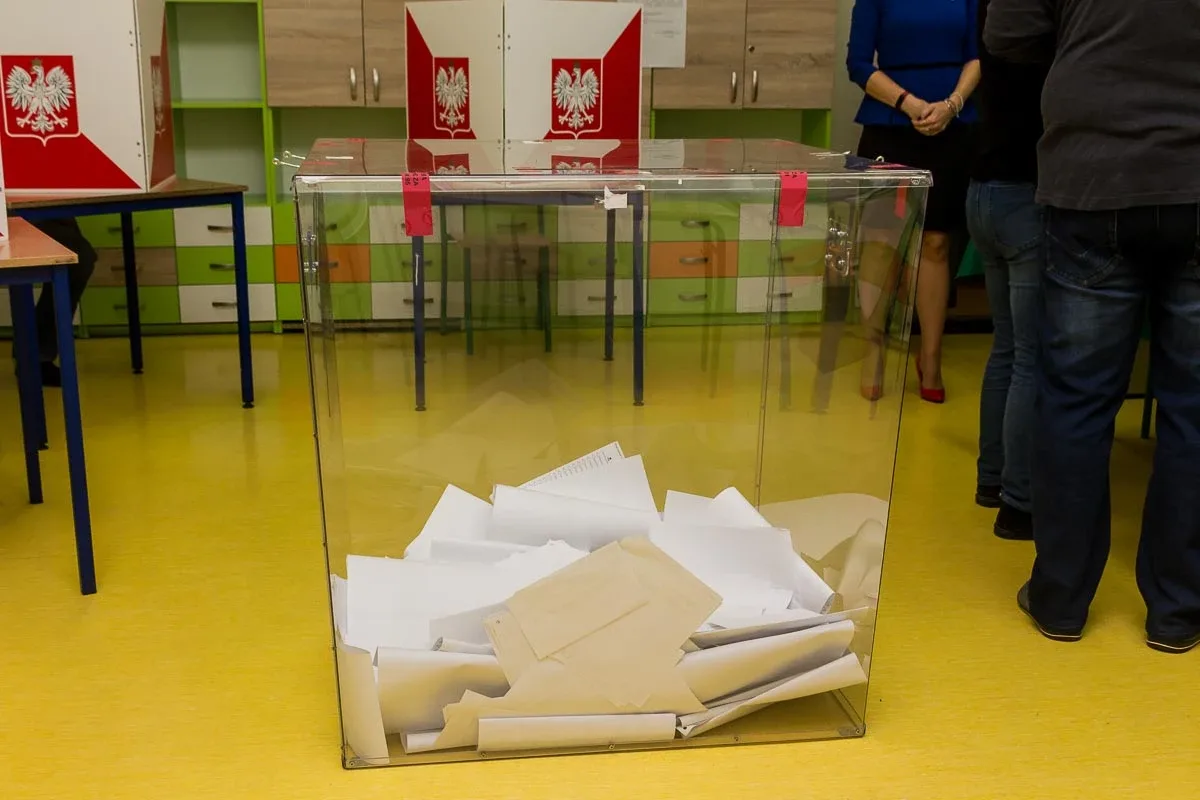 Mieszkańcy Ostrowi Mazowieckiej głosują, pozostało jeszcze nieco ponad 8 godzin (zdjęcia)