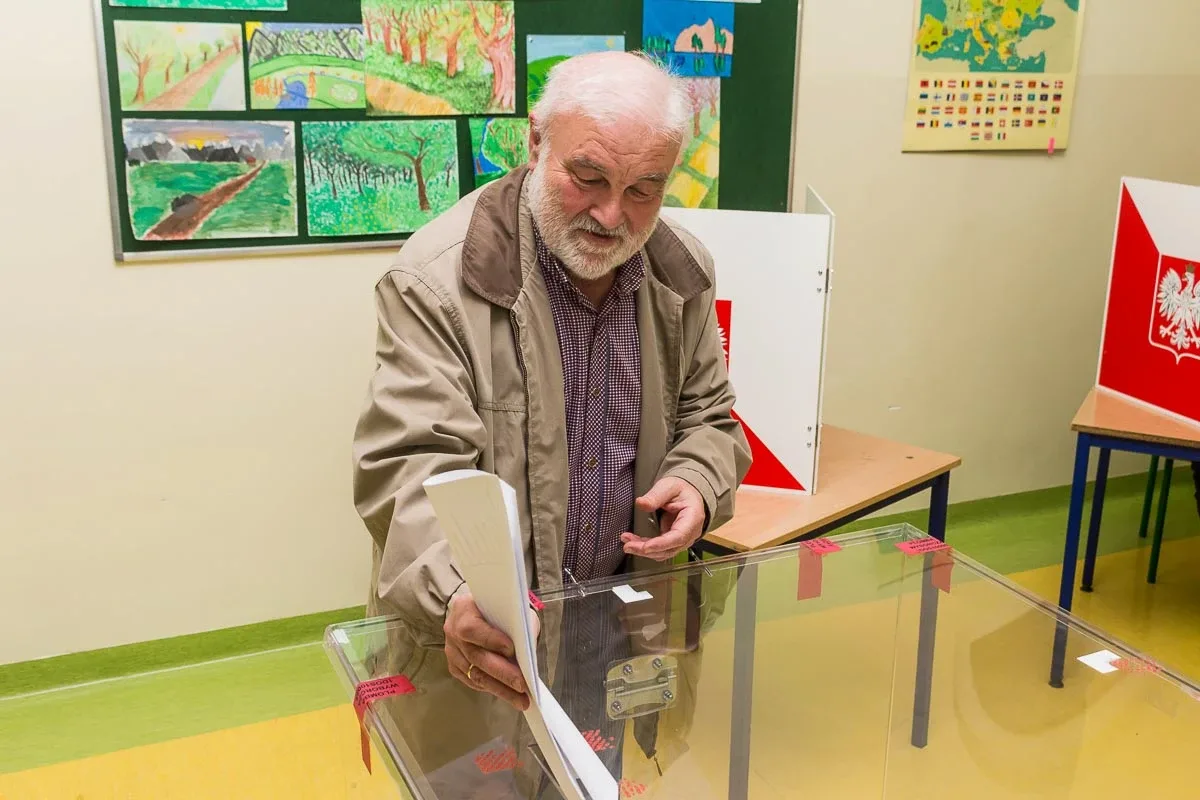 Mieszkańcy Ostrowi Mazowieckiej głosują, pozostało jeszcze nieco ponad 8 godzin (zdjęcia)