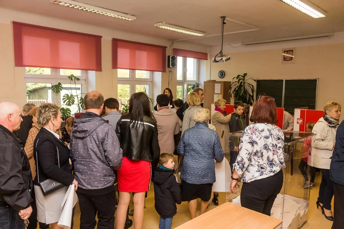Mieszkańcy Ostrowi Mazowieckiej głosują, pozostało jeszcze nieco ponad 8 godzin (zdjęcia)