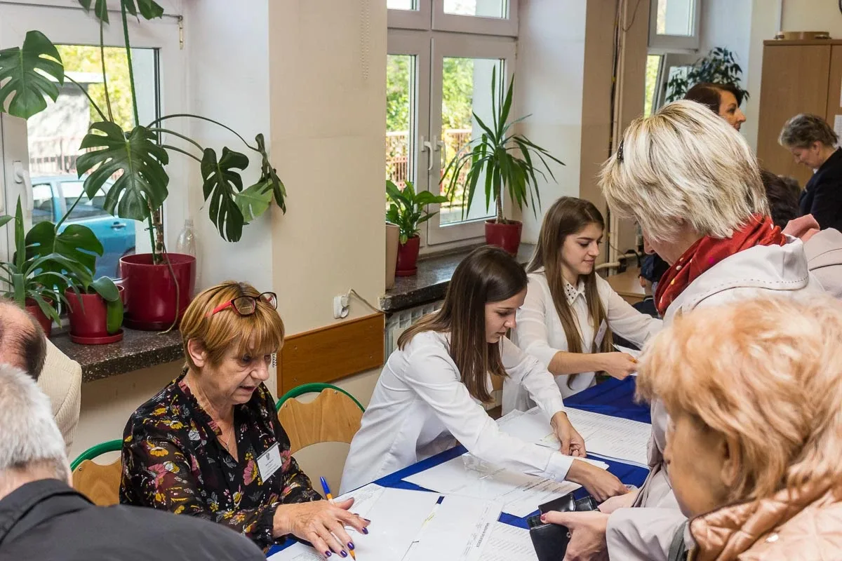 Mieszkańcy Ostrowi Mazowieckiej głosują, pozostało jeszcze nieco ponad 8 godzin (zdjęcia)