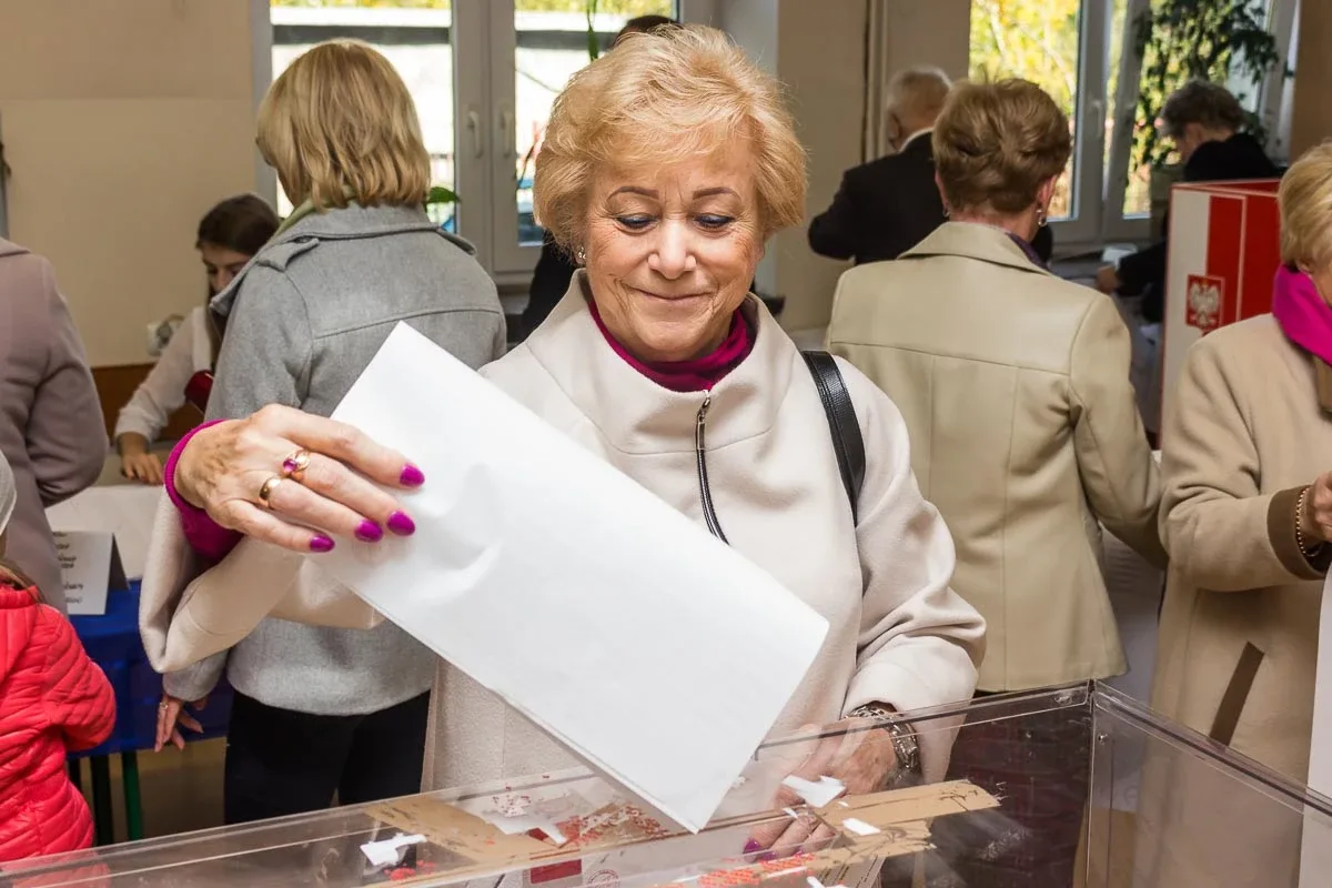 Mieszkańcy Ostrowi Mazowieckiej głosują, pozostało jeszcze nieco ponad 8 godzin (zdjęcia)