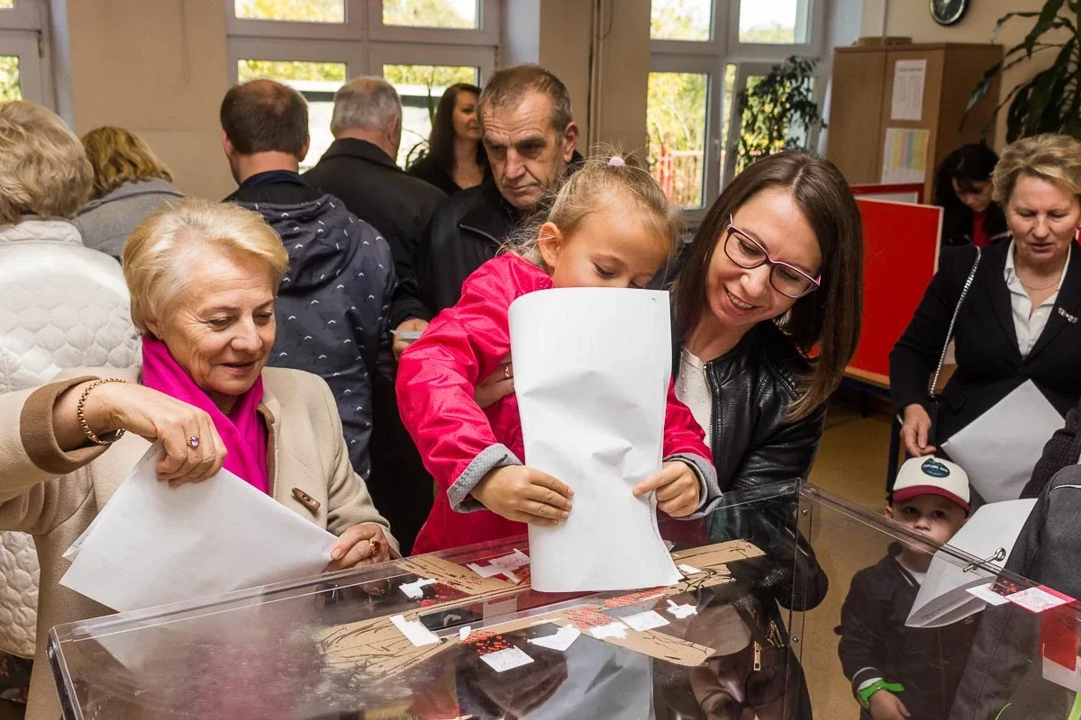 Mieszkańcy Ostrowi Mazowieckiej głosują, pozostało jeszcze nieco ponad 8 godzin (zdjęcia)