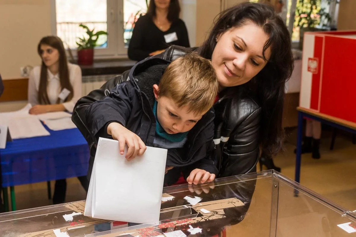 Mieszkańcy Ostrowi Mazowieckiej głosują, pozostało jeszcze nieco ponad 8 godzin (zdjęcia)