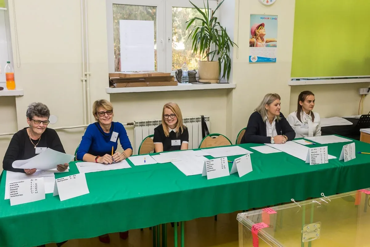 Mieszkańcy Ostrowi Mazowieckiej głosują, pozostało jeszcze nieco ponad 8 godzin (zdjęcia)