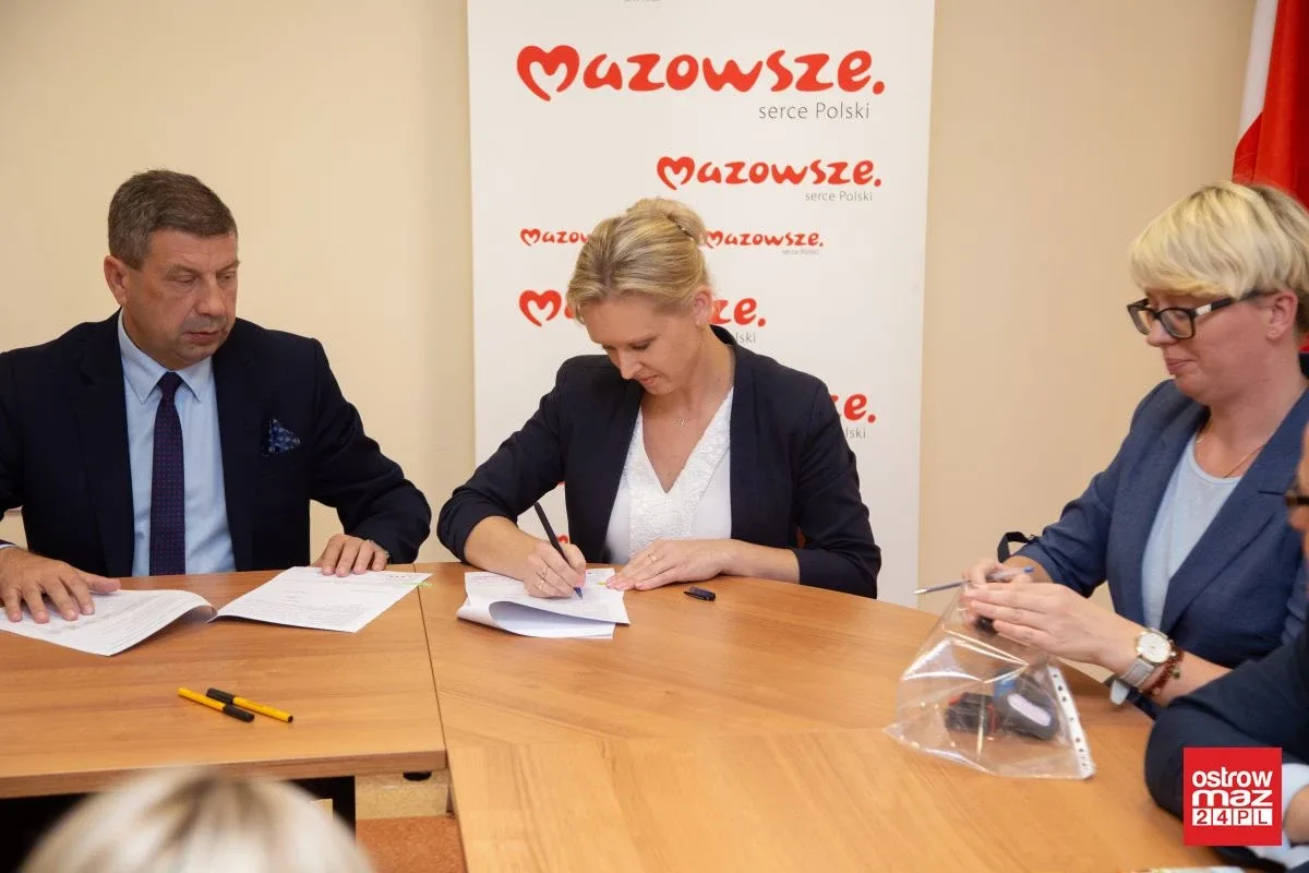 Pracownie z powiatu ostrowskiego dofinansowane (zdjęcia)