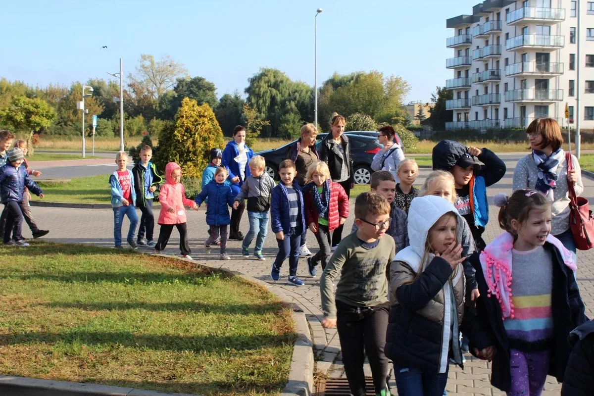 Ewakuacja uczniów z ostrowskiej "jedynki" (zdjęcia)