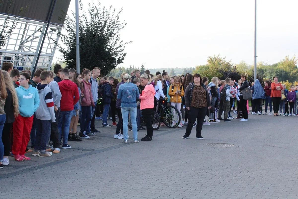 Ewakuacja uczniów z ostrowskiej "jedynki" (zdjęcia)