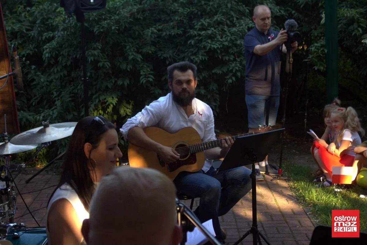 Ostrowianie śpiewali piosenki żołnierskie (zdjęcia, wideo)