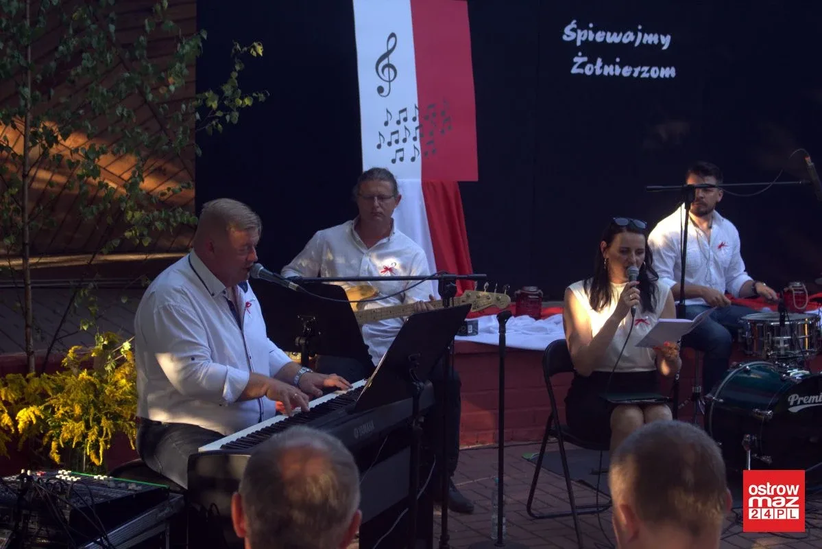 Ostrowianie śpiewali piosenki żołnierskie (zdjęcia, wideo)