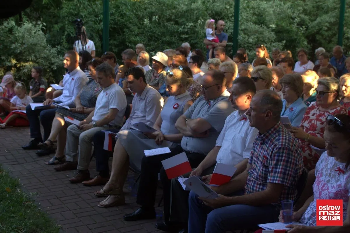 Ostrowianie śpiewali piosenki żołnierskie (zdjęcia, wideo)