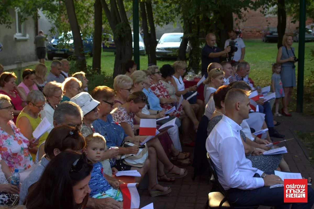 Ostrowianie śpiewali piosenki żołnierskie (zdjęcia, wideo)