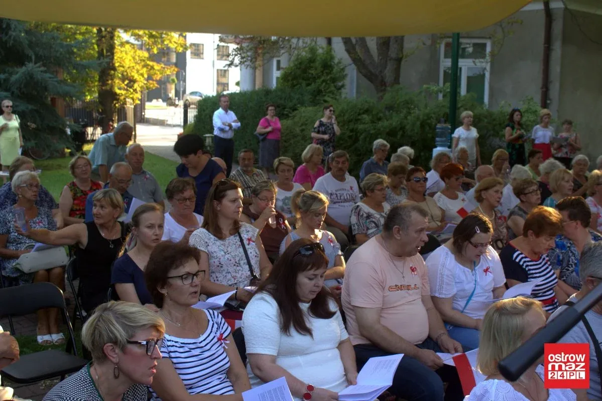 Ostrowianie śpiewali piosenki żołnierskie (zdjęcia, wideo)