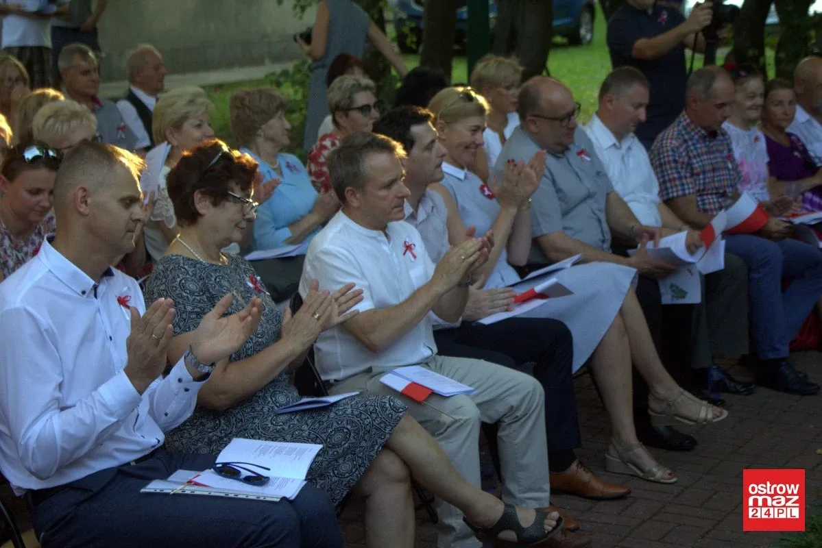 Ostrowianie śpiewali piosenki żołnierskie (zdjęcia, wideo)