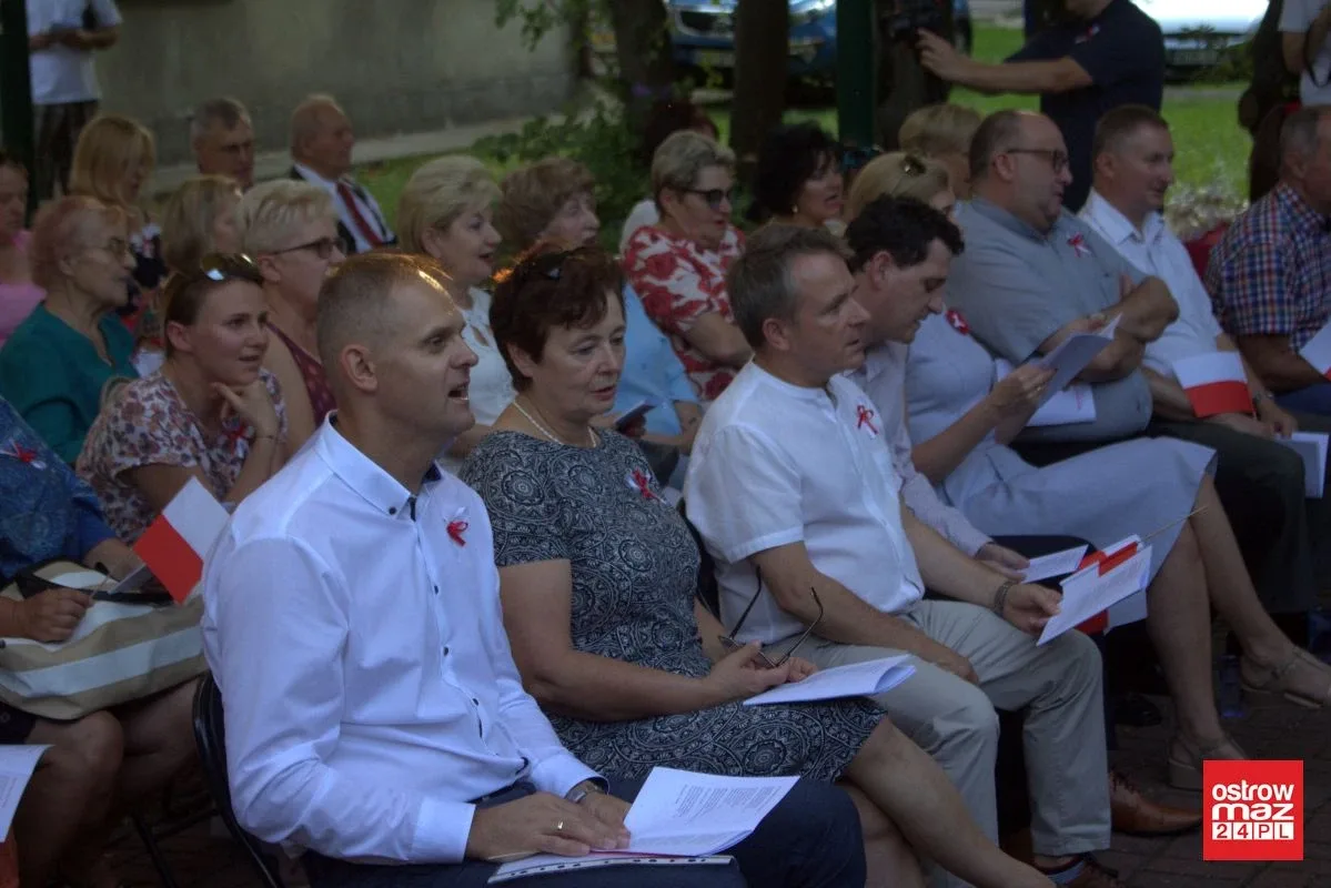 Ostrowianie śpiewali piosenki żołnierskie (zdjęcia, wideo)