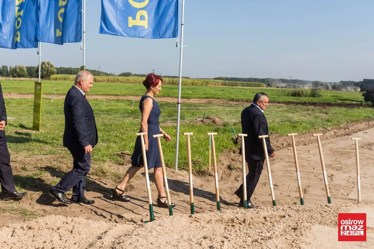 Symboliczna "pierwsza łopata" wbita na odcinku budowy przyszłej S61 (zdjęcia, wideo)