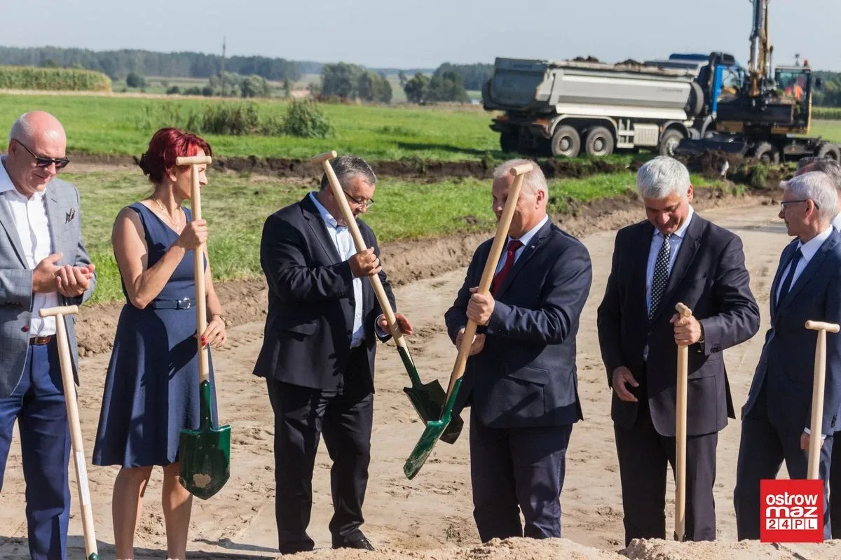 Symboliczna "pierwsza łopata" wbita na odcinku budowy przyszłej S61 (zdjęcia, wideo)