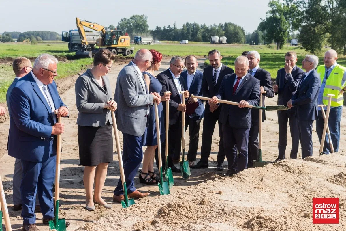 Symboliczna "pierwsza łopata" wbita na odcinku budowy przyszłej S61 (zdjęcia, wideo)