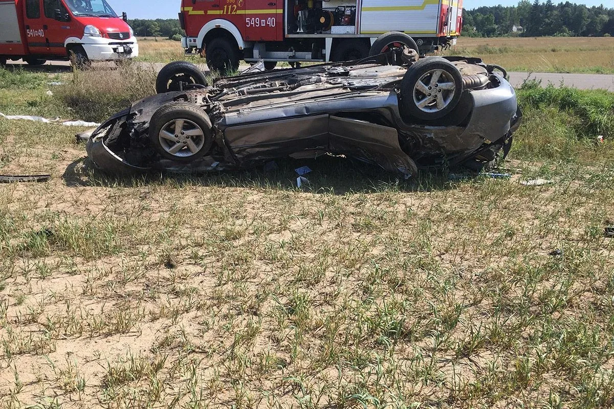 Dachowanie w Starym Kaczkowie. Poszkodowana zabrana śmigłowcem (zdjęcia)