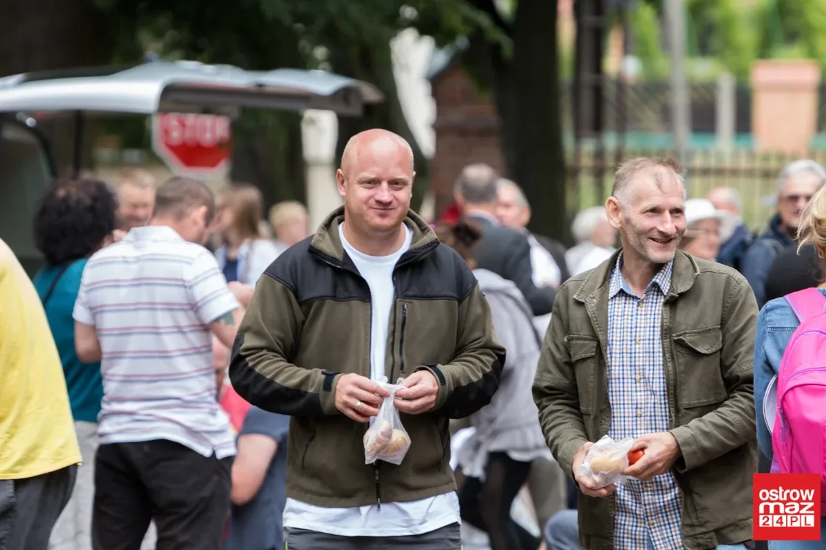 Pielgrzymi wyruszyli z Ostrowi Mazowieckiej na Jasną Górę (zdjęcia, wideo z drona)