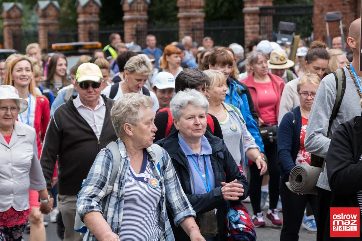 Pielgrzymi wyruszyli z Ostrowi Mazowieckiej na Jasną Górę (zdjęcia, wideo z drona)