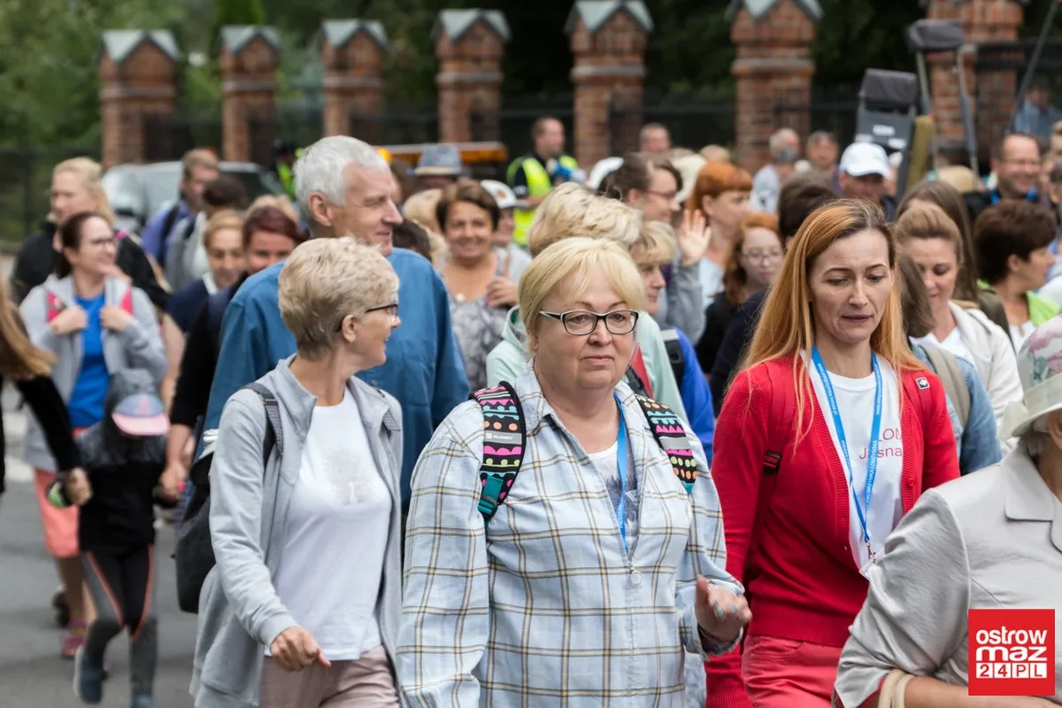 Pielgrzymi wyruszyli z Ostrowi Mazowieckiej na Jasną Górę (zdjęcia, wideo z drona)