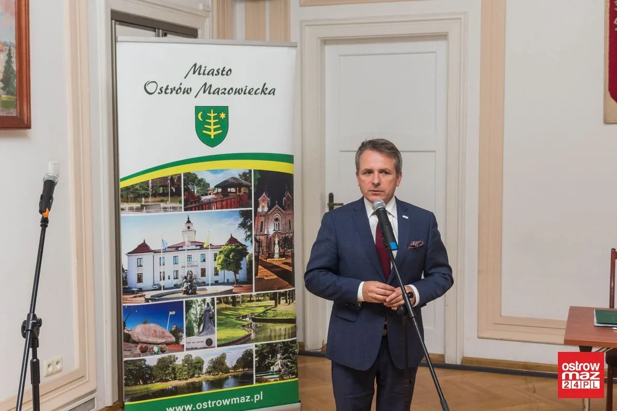 Burmistrz podpisał umowę na termomodernizacją trzech ostrowskich budynków (zdjęcia)