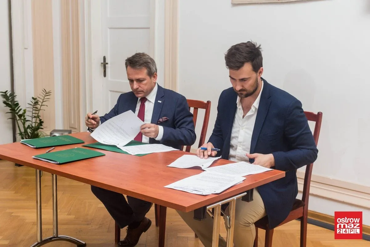 Burmistrz podpisał umowę na termomodernizacją trzech ostrowskich budynków (zdjęcia)