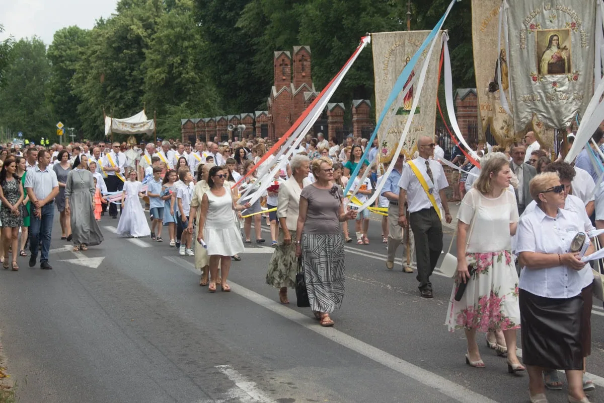 Procesje Bożego Ciała przeszły ulicami miasta (zdjęcia, wideo)