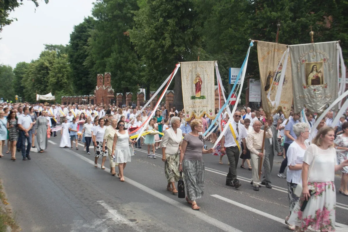 Procesje Bożego Ciała przeszły ulicami miasta (zdjęcia, wideo)