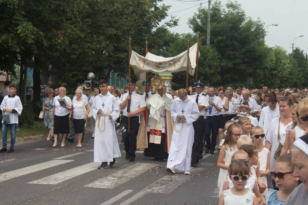 Procesje Bożego Ciała przeszły ulicami miasta (zdjęcia, wideo)