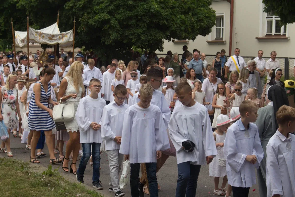 Procesje Bożego Ciała przeszły ulicami miasta (zdjęcia, wideo)