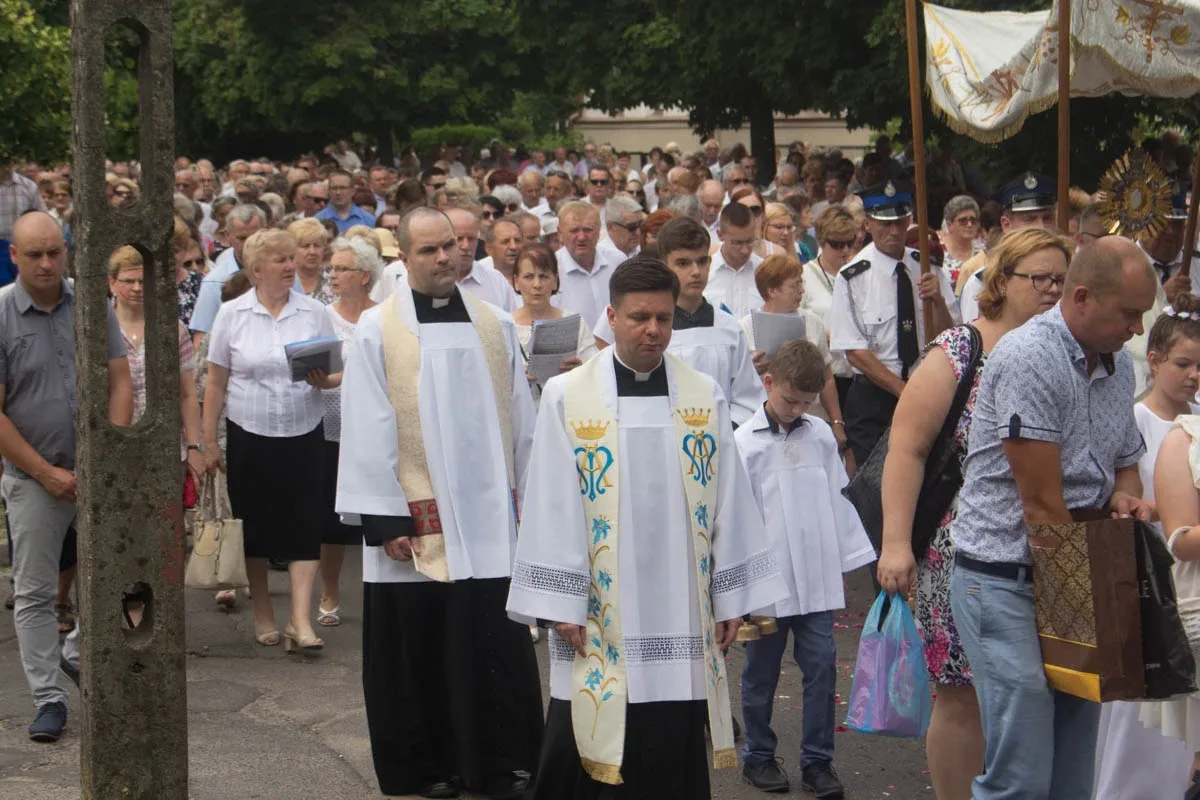Procesje Bożego Ciała przeszły ulicami miasta (zdjęcia, wideo)