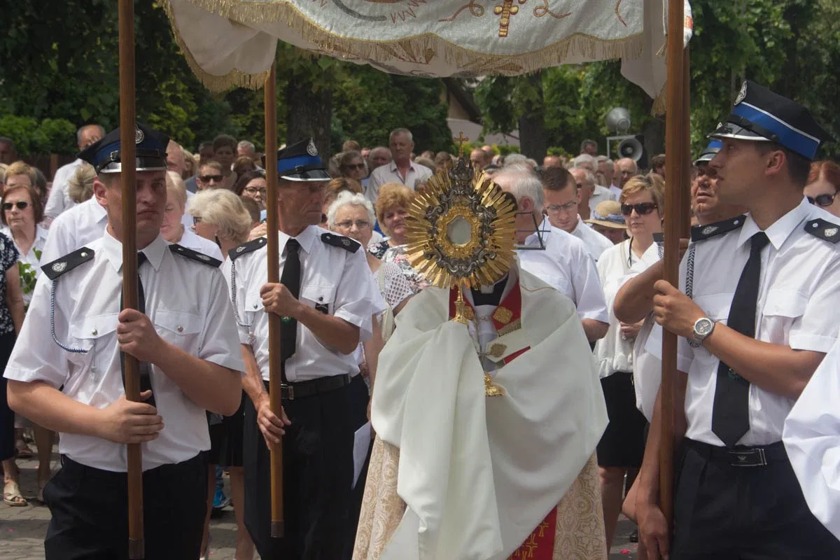 Procesje Bożego Ciała przeszły ulicami miasta (zdjęcia, wideo)
