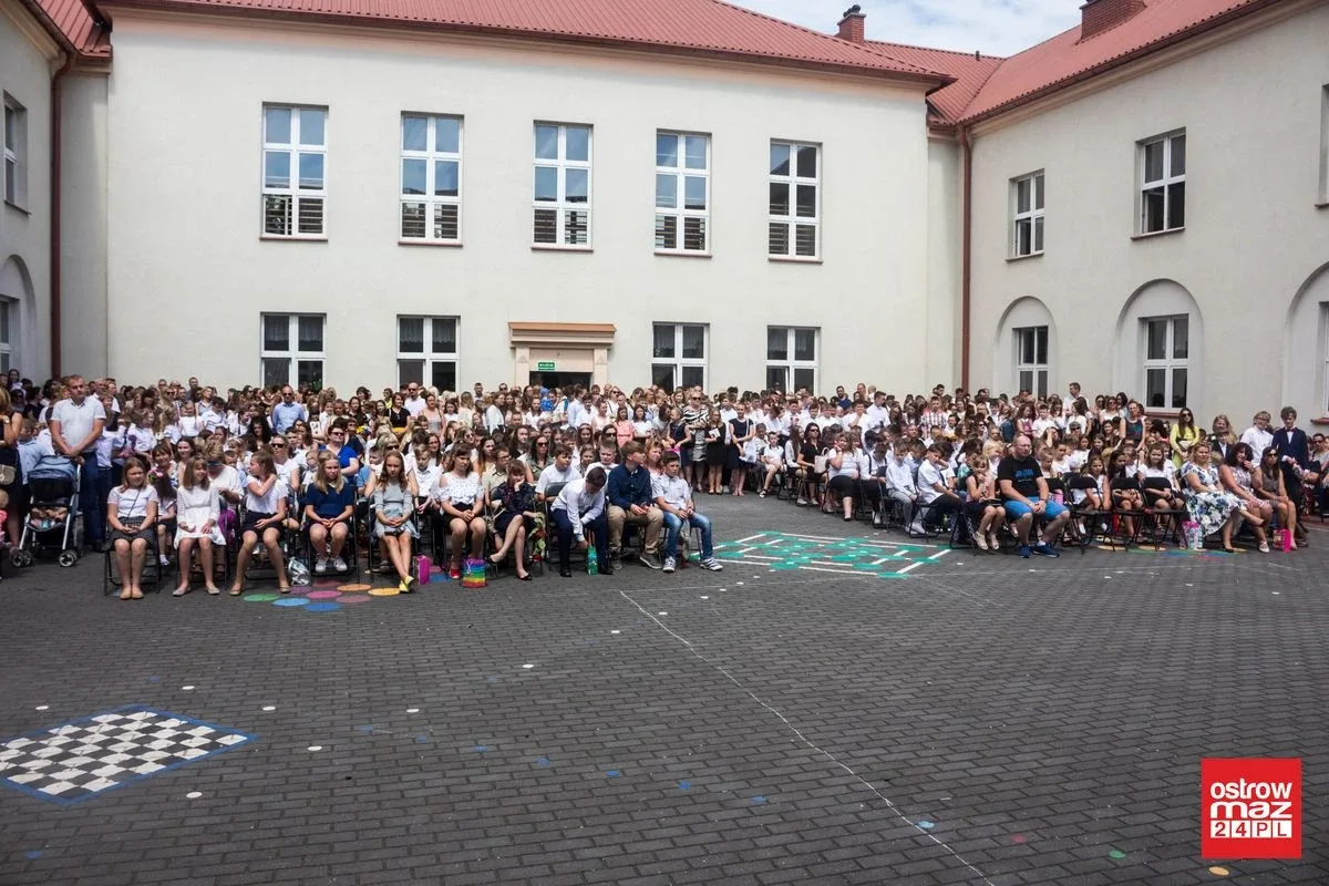 "Jedynka" odpoczywa. Uczniowie zakończyli rok szkolny (zdjęcia)