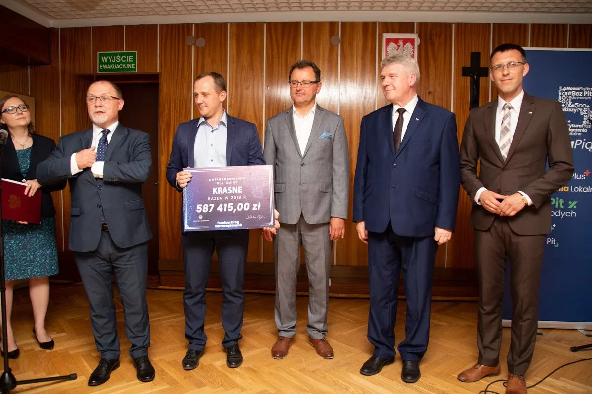 Miliony na drogi w powiecie ostrowskim (zdjęcia)
