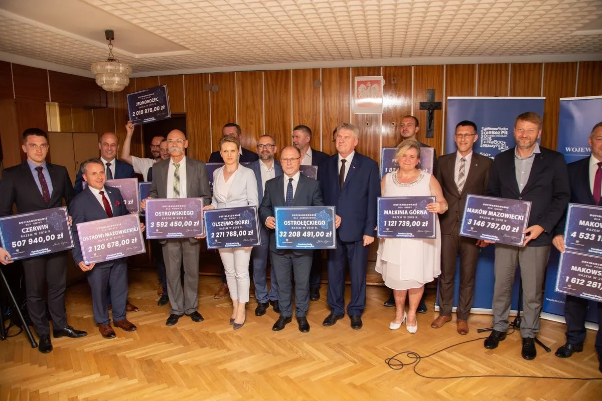 Miliony na drogi w powiecie ostrowskim (zdjęcia)