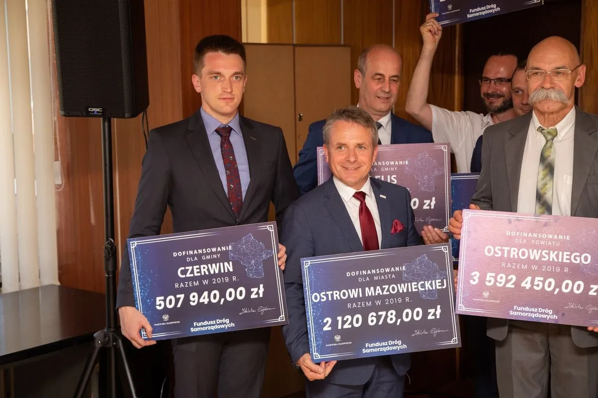 Miliony na drogi w powiecie ostrowskim (zdjęcia)