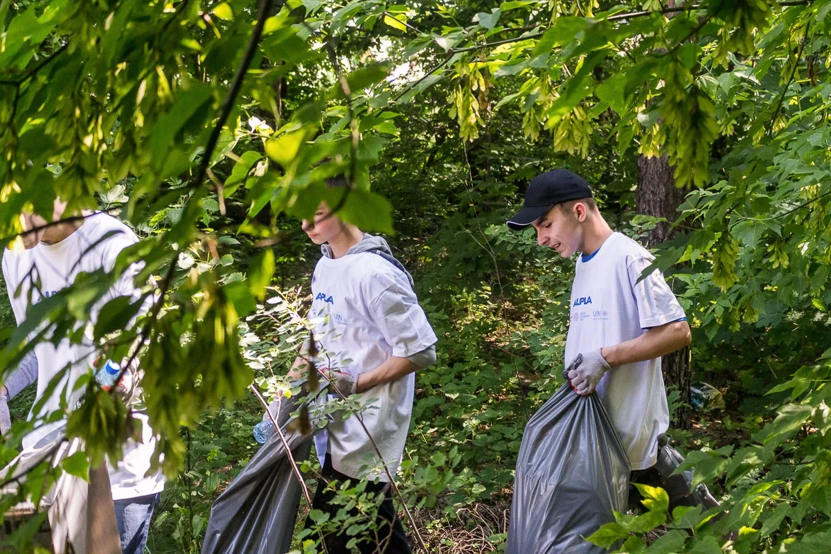 Sprzątanie w Światowym Dniu Ochrony Środowiska (zdjęcia, wideo)